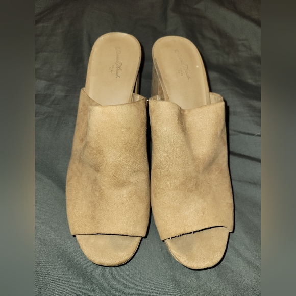 Universal Thread Mules - Picture 2 of 3